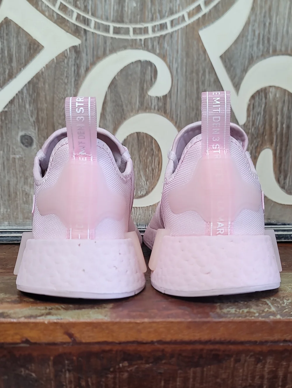 🔥 Wmns Adidas NMD R1 